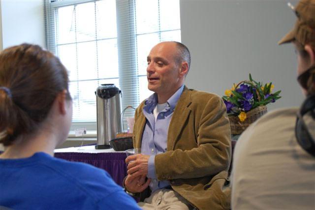Eric Schlosser, author of “Fast Food Nation: The Dark side of the All American Meal” joins Honors students for a book discussion during a visit to campus.